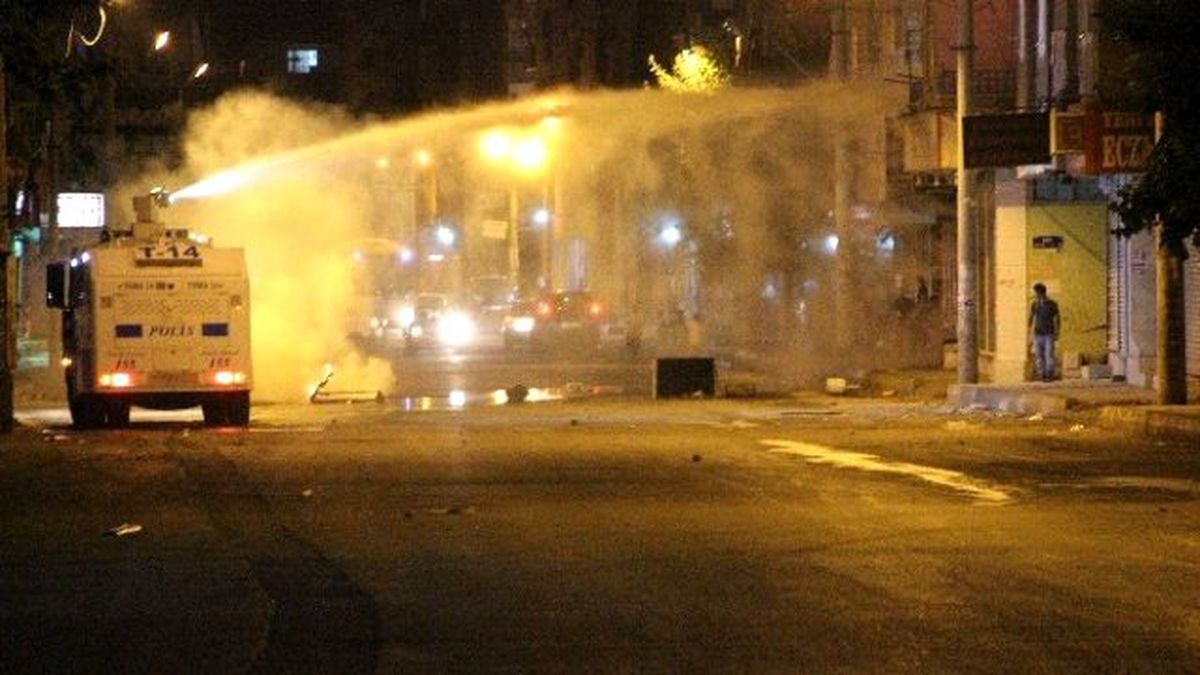 Diyarbakır\'da Göstericiler Caddeyi Trafiğe Kapattınca Polis Anında Müdahalede Bulundu