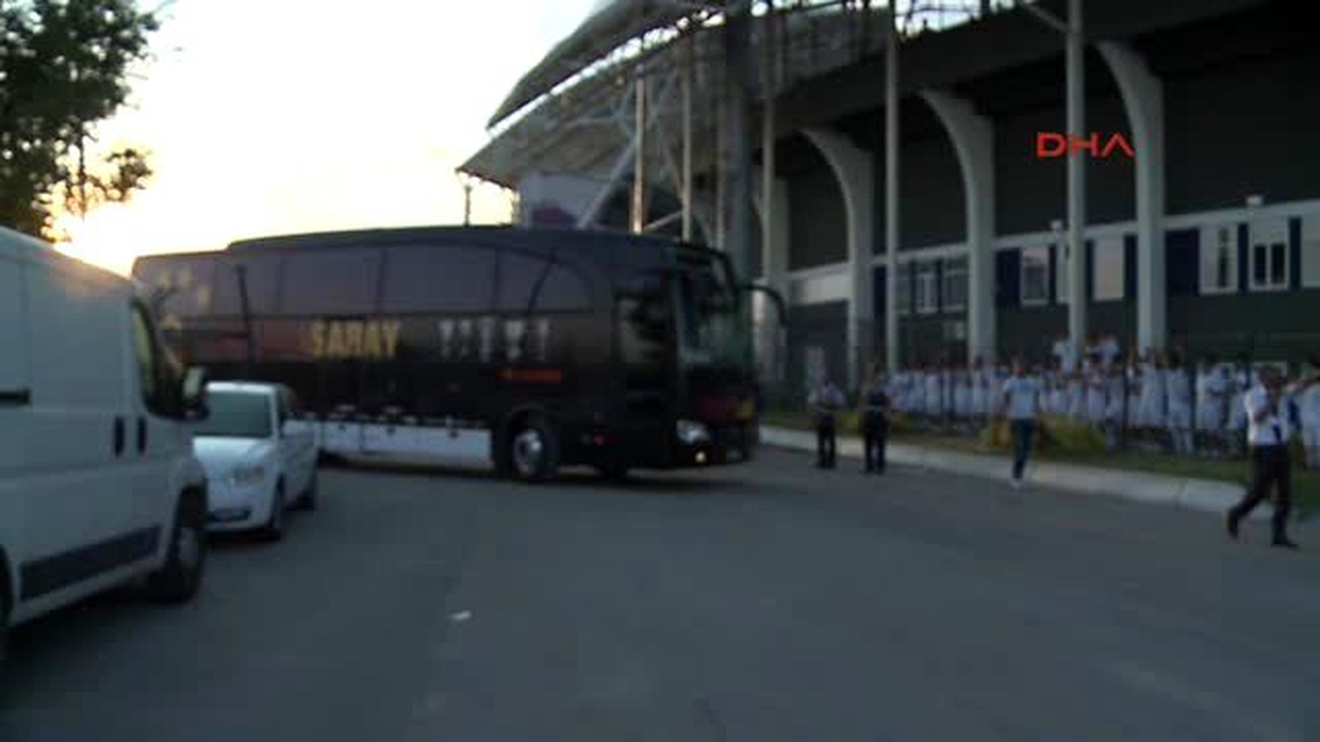 Galatasaray Otobüsüne Çekiç ve Taşlı Saldırı