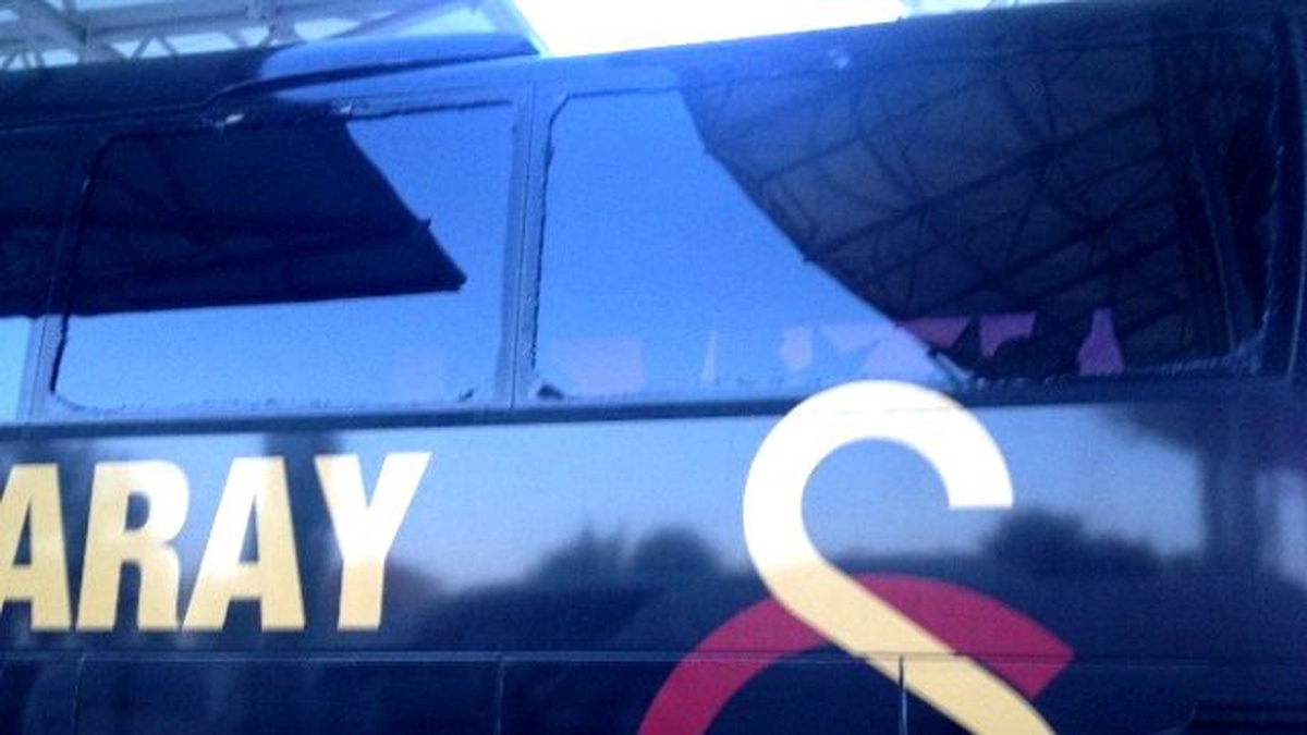 Galatasaray Takım Otobüsüne Taşlı Saldırı