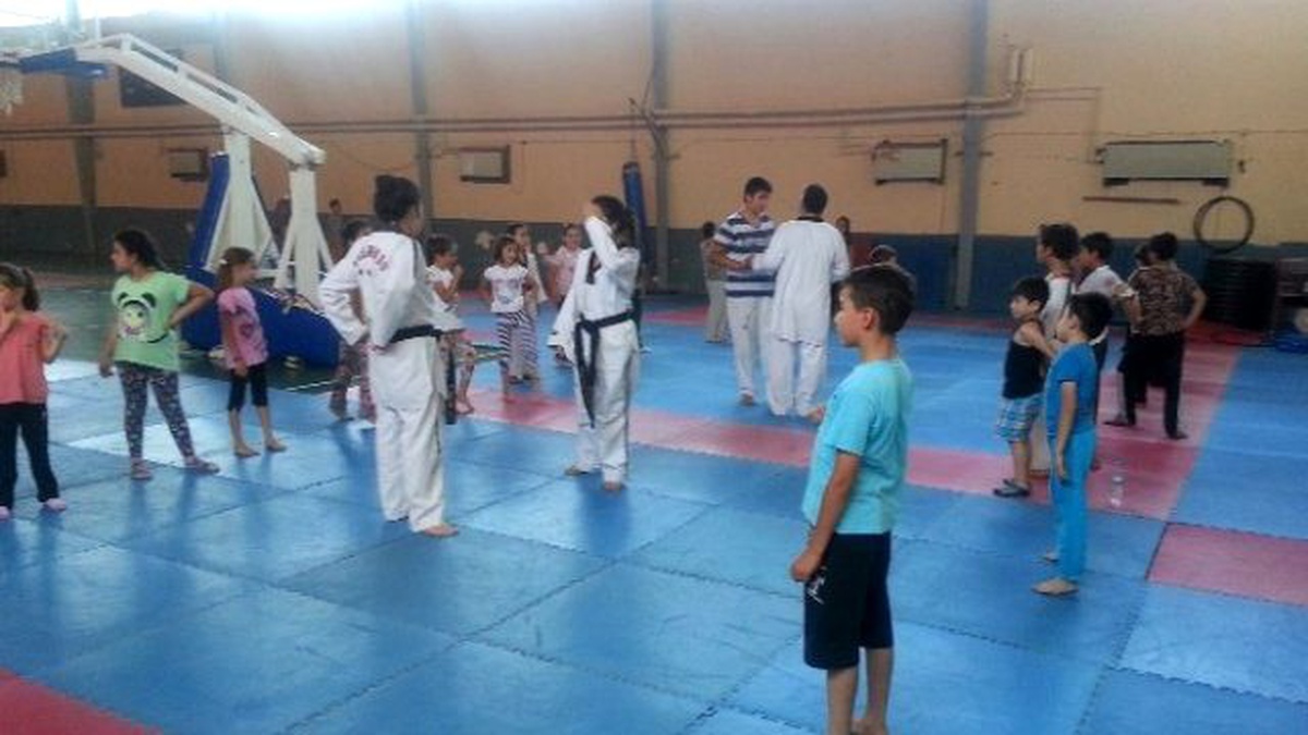Gediz\'de 397 Öğrenciye Sabah Kur\'an-ı Kerim, Öğleden Sonra Spor Eğitimi