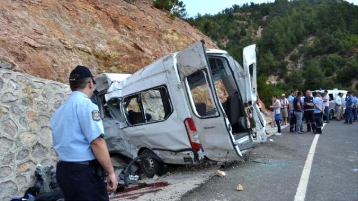 Havran\'da Suriyeli\'lerin Minibüsü Devrildi: 9 Ölü, 31 Yaralı