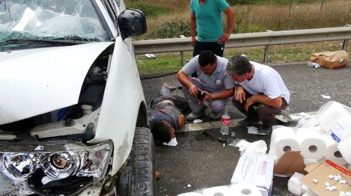 Kamyonetler Çarpıştı, Sürücüler Ağır Yaralandı
