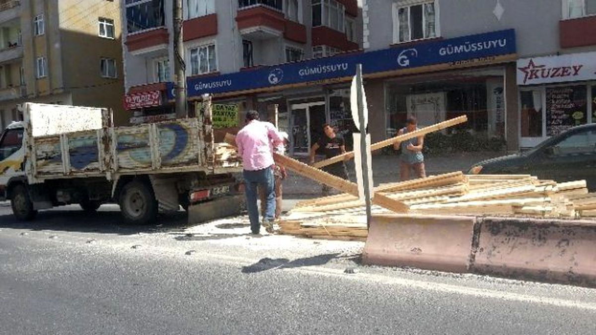 Çerkezköy\'de Kamyonun Kasasından Dökülen Keresteler Tehlike Saçtı