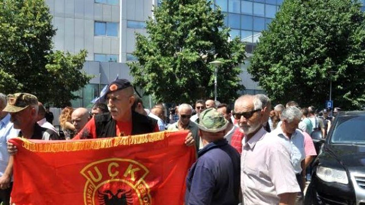 Kosova Başbakanlık Binasının Önü Savaş Alanına Döndü