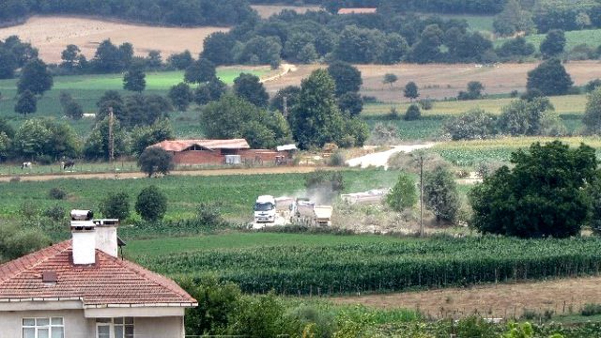 Köylüler Maden Kamyonlarının Yolunu Kapattı