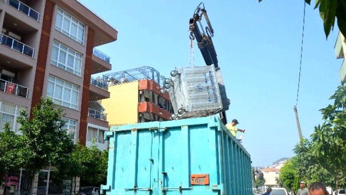Kuşadası\'nda Çöp Konteynerleri Yenileniyor