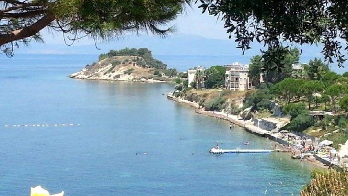 Kuşadası\'nda İki Bölgeden Denize Giriş Yasaklandı