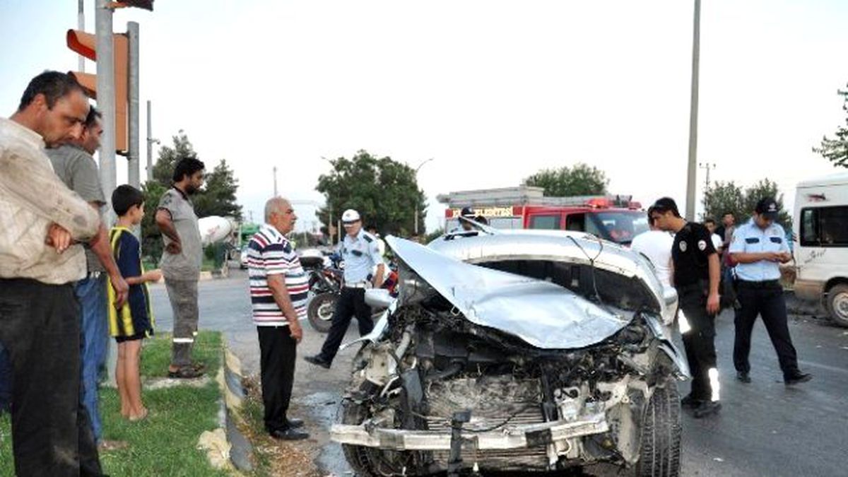 Kilis\'te Minibüs ile Otomobil Çarpıştı: 4 Yaralı