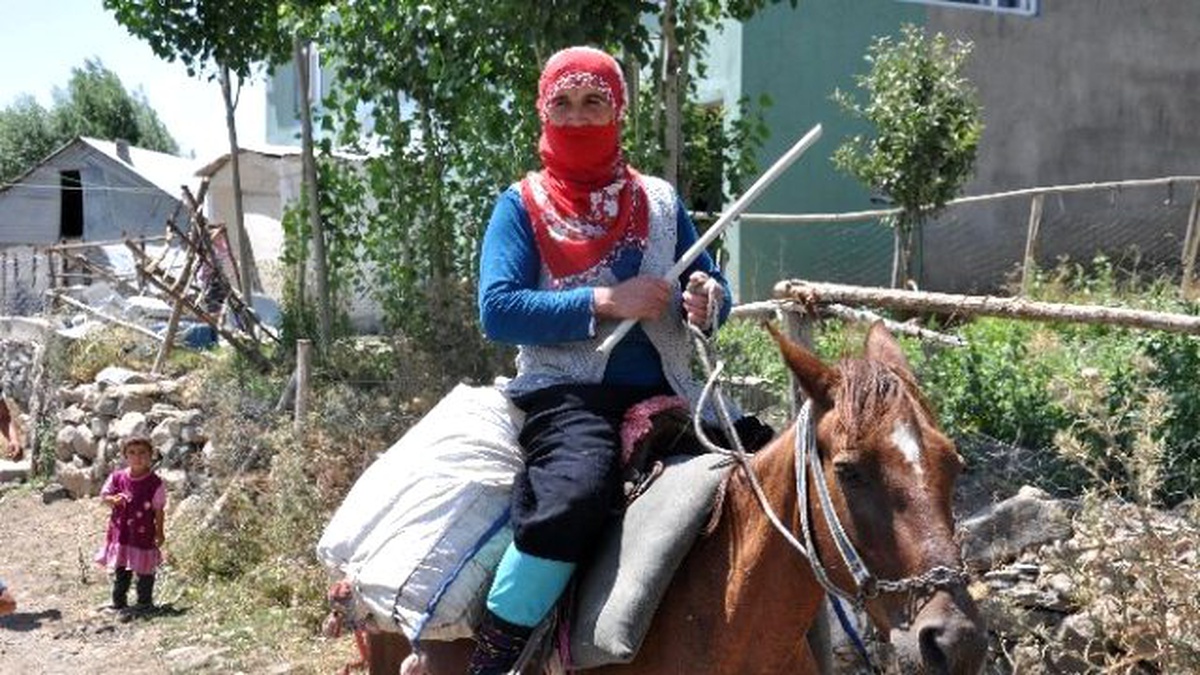 Muş\'ta Kadınlar At Sırtında Beriye Gidiyor