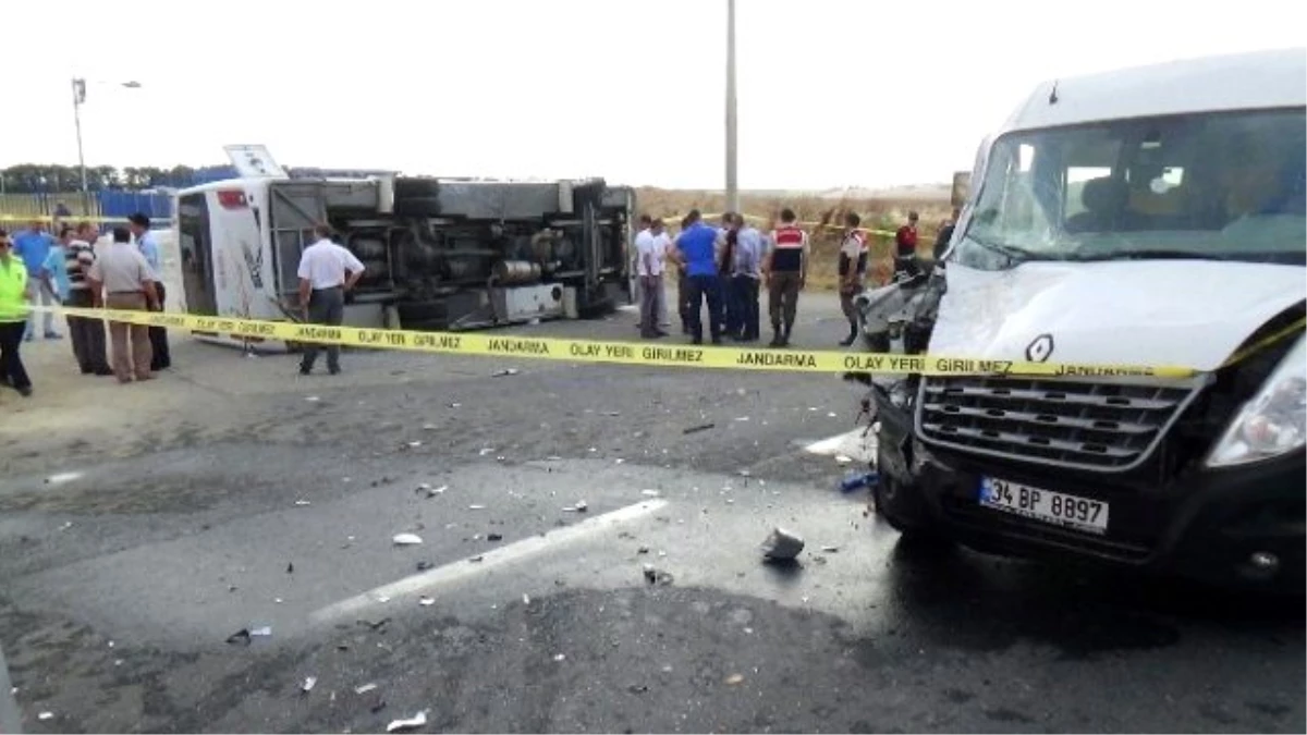 İstanbul\'da İşçi Servisi Kaza Yaptı: 5 Yaralı