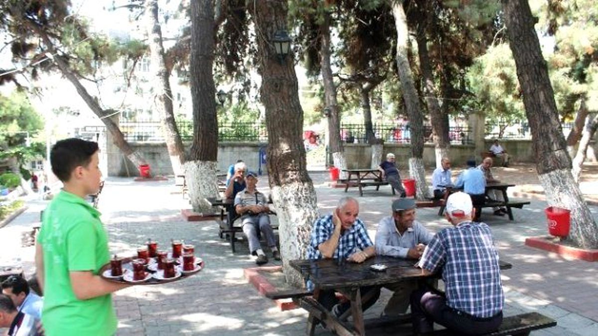 Rüstem Paşa Çay Bahçesi Tekirdağ\'da Yaşlılarına Sahip Çıkıyor