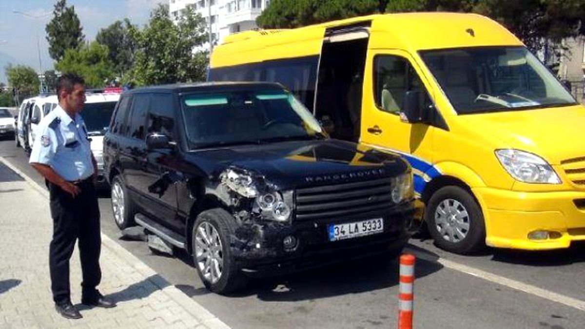 Turist Taşıyan Servis Aracına Çarpan Cipin Sürücüsü Kaçtı
