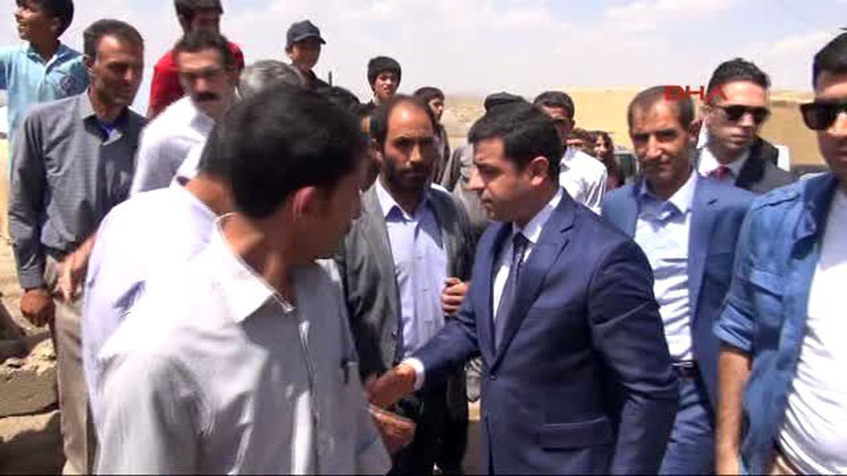 Van - Demirtaş\'tan Şehit Er Abdulhalik Araz\'ın Özalp İlçesindeki Ailesine Taziye Ziyareti
