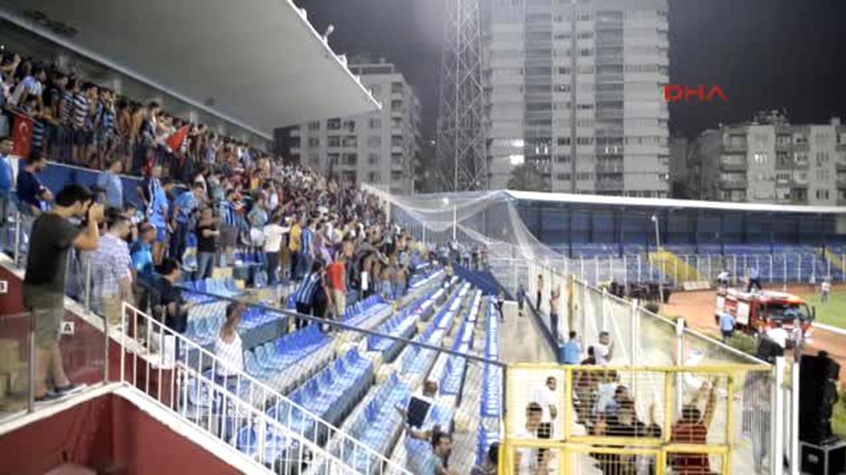 Adana\'da Taraftarları İtfaiye Böyle Serinletti