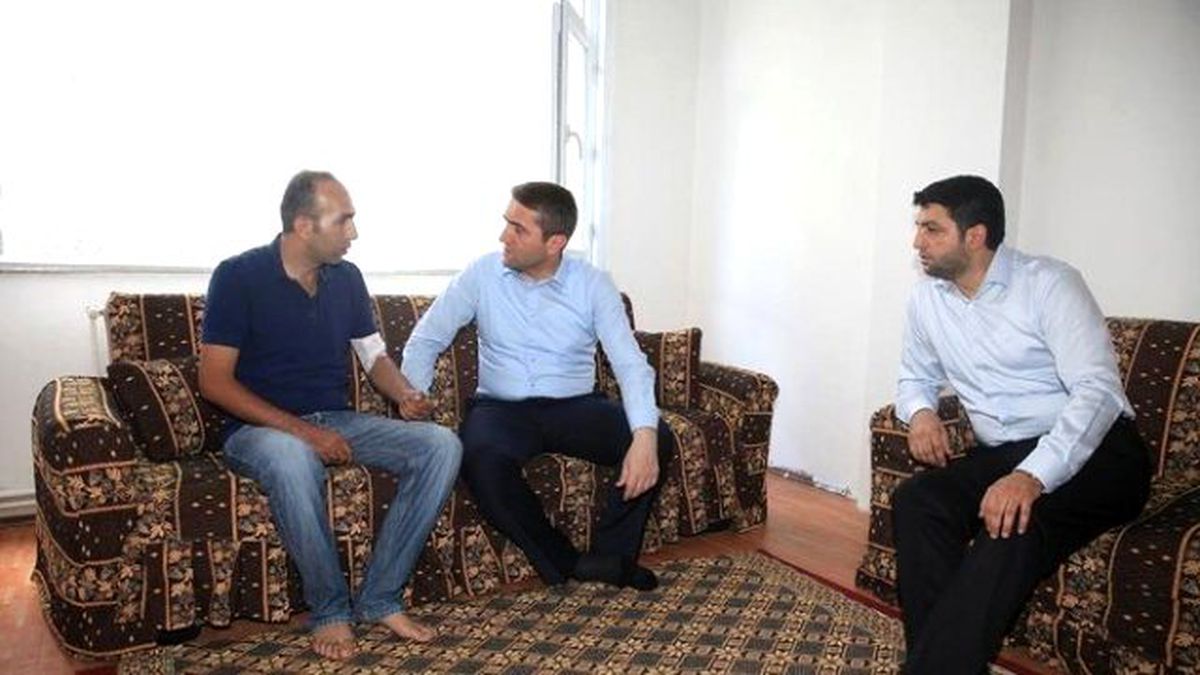 AK Parti İstanbul İl Başkanı Temurci, Saldırıda Yaralanan Sinan Öztunç\'u Ziyaret Etti
