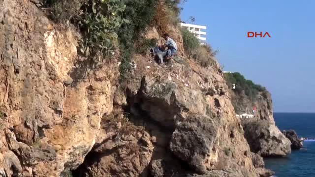 Antalya - Falezlerden Kayalıklara Düşen İnşaat İşçisini İtfaiye Kurtardı