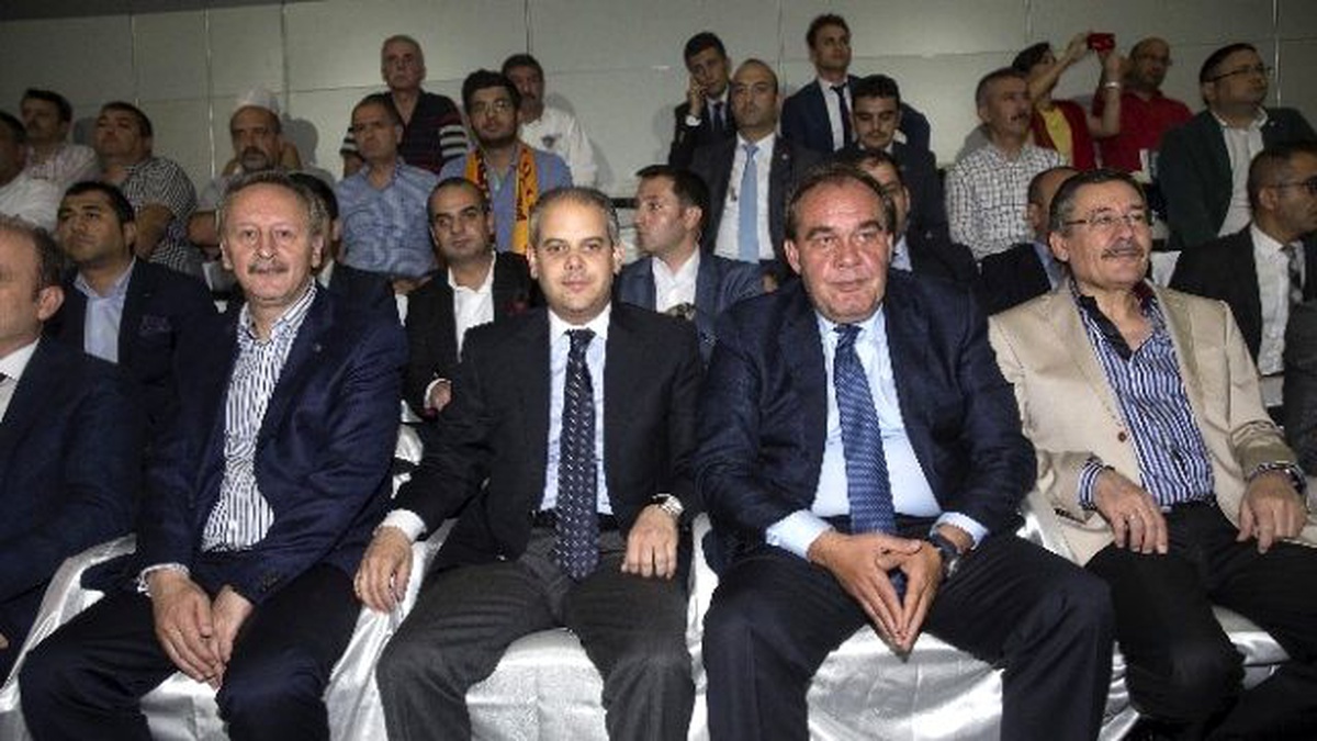 Bakan Çağatay Kılıç, Galatasaray\'ı Tebrik Etti
