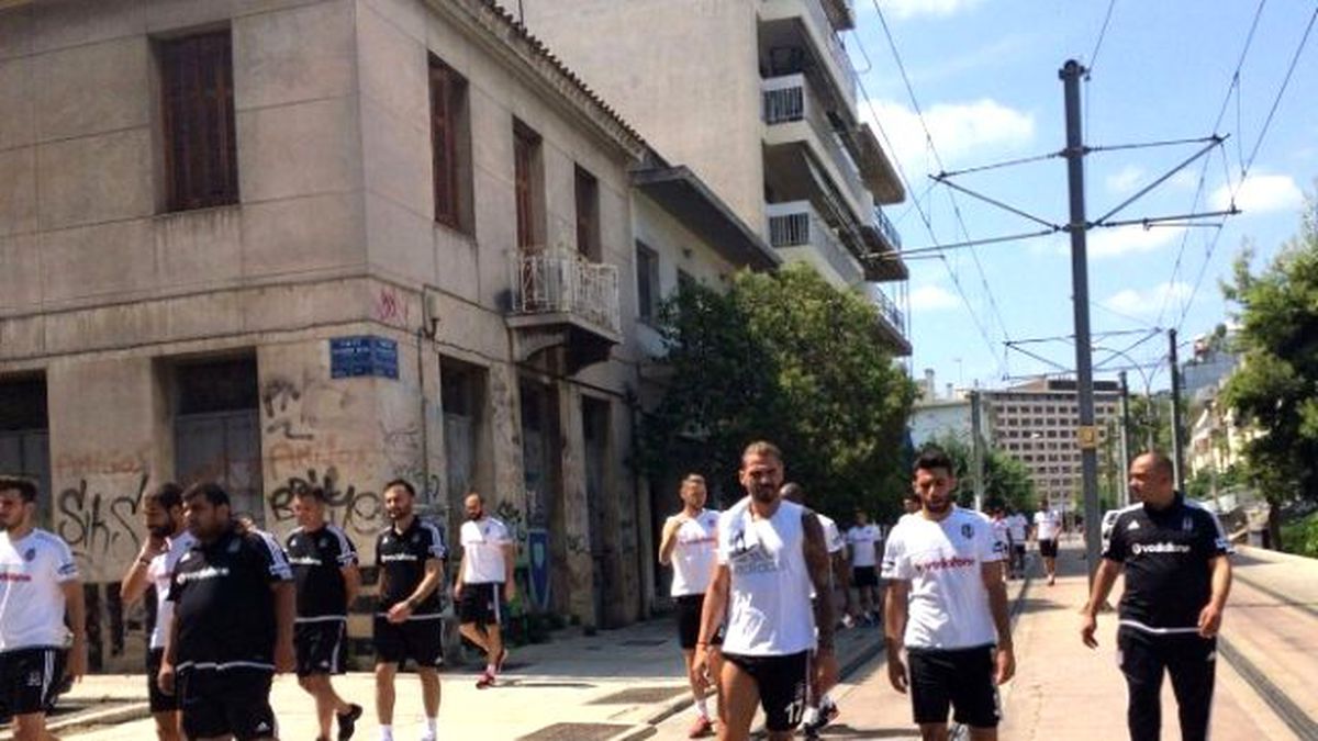 Beşiktaş, Olympıakos Maçı Öncesi Yürüyüş Yaptı