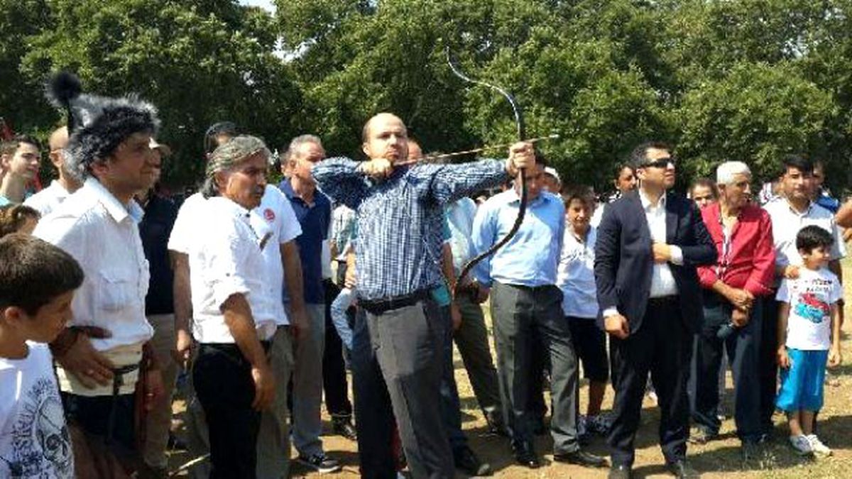 Bilal Erdoğan, Biga\'daki Yarışmalarda Ok Attı