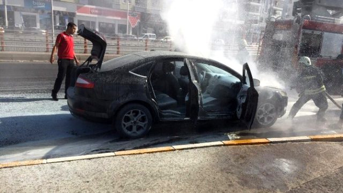 Diyarbakır\'da Seyir Halindeki Otomobil Alev Aldı