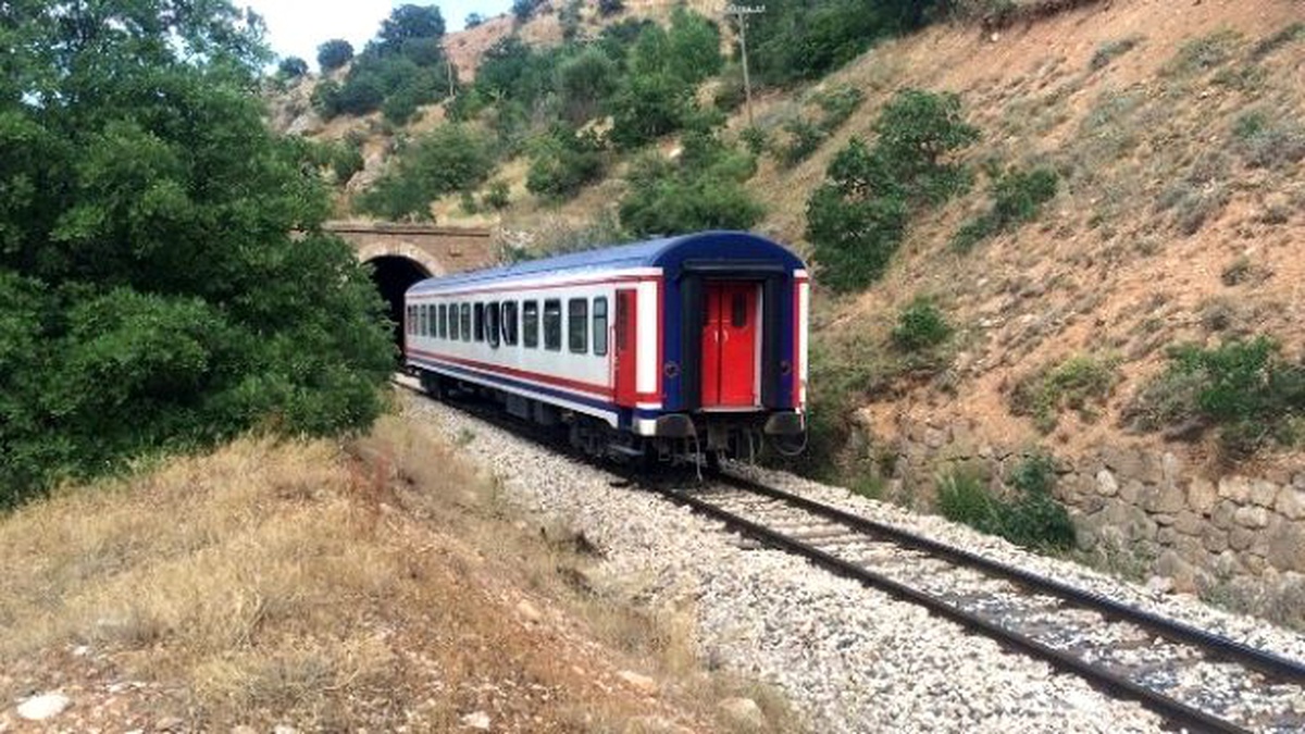 Erzincan\'da Yük Trenine Bombalı Saldırı: 2 Yaralı