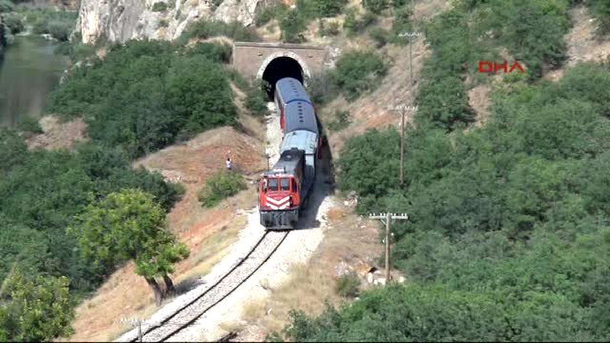 Erzincan\'da Yük Trenine Bombalı Saldırı