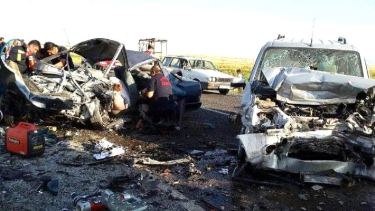 Hafif Ticari Araçla Çarpışan Otomobildeki 5 Kişi Öldü