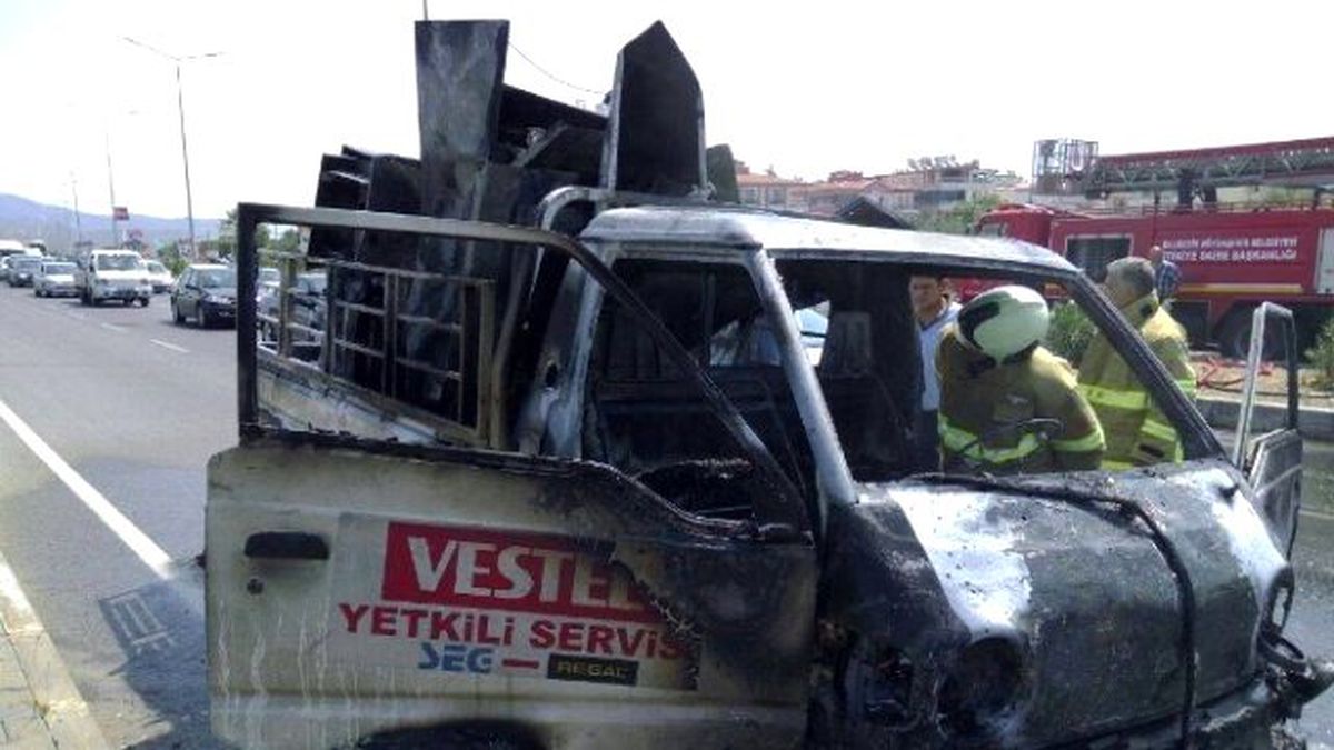 Kamyonet Alevlere Teslim Oldu