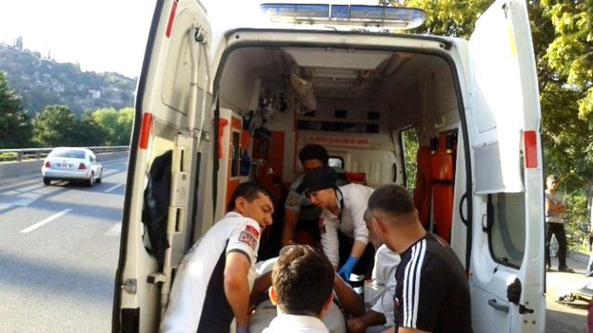 Kontrolden Çıkan Taksi Yayalara Çarptı: 3 Yaralı