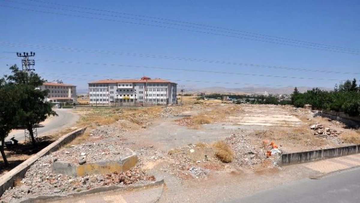 Madde Bağımlıların Yeni Adresi, Eski Tekel Binaları