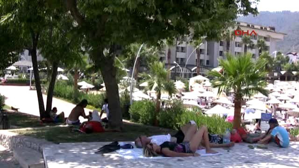 Marmaris - Gündüz Denizde Gece İse Restoran ve Kafelerde Serinliyorlar