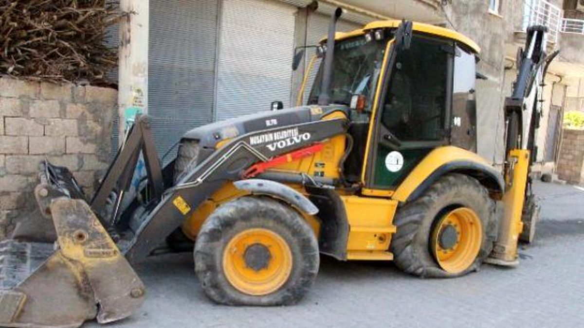 Teröristlerin Çaldıkları Belediye Kepçesine Şüpheli Paket Bırakıp Kaçtı