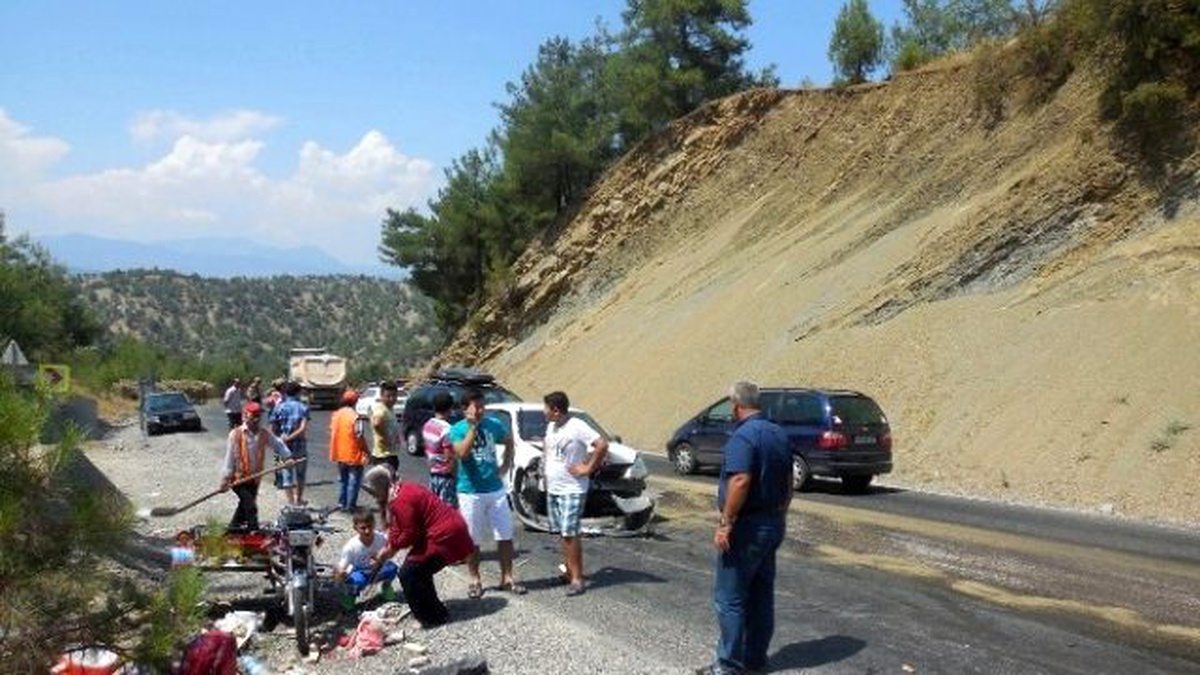 Otomobil Motosiklet ile Çarpıştı: 3\'ü Ağır 4 Yaralı