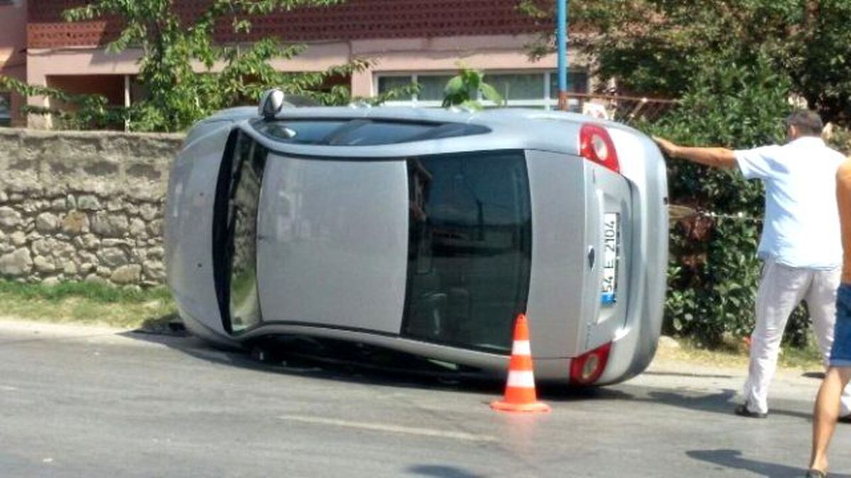 Sakarya\'da Otomobil ile Minibüs Çarpıştı: 5 Yaralı