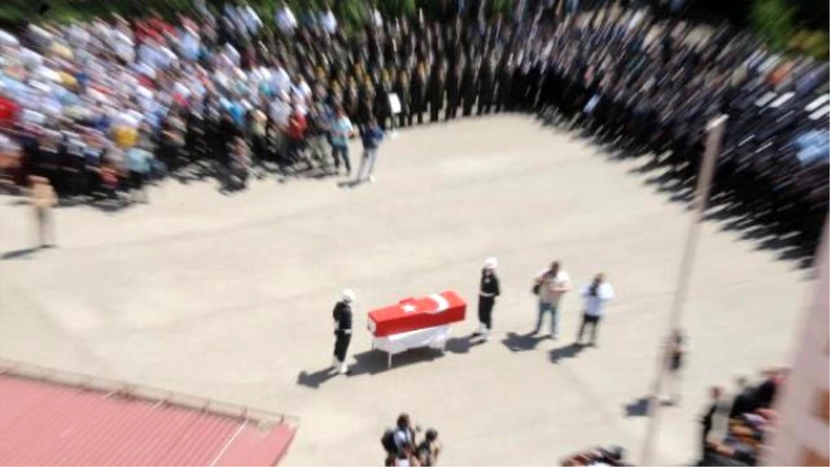 Şehit Polis Demir\'i, Memleketi Sivas\'ta 10 Bin Kişi Uğurladı