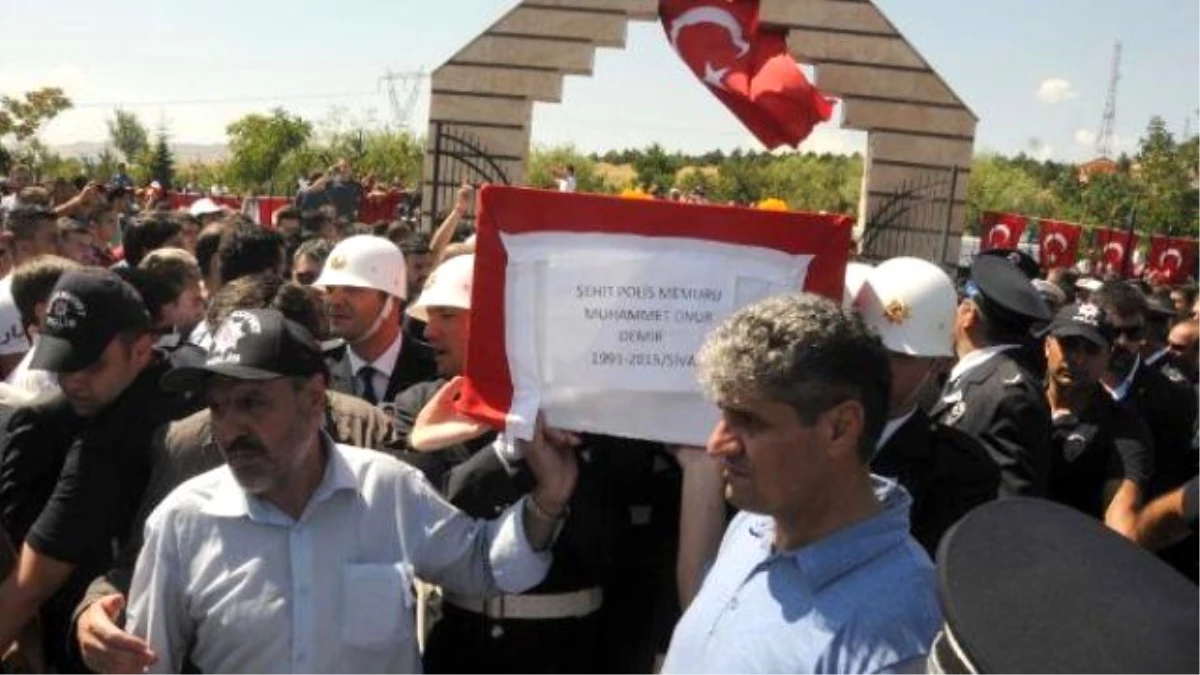 Şehit Polis Demir\'i, Memleketi Sivas\'ta 10 Bin Kişi Uğurladı (2)