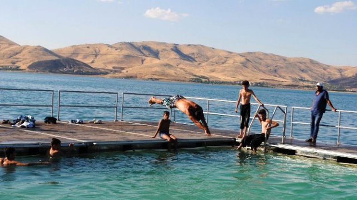 Sıcaktan Bunalan Vatandaşlar Yüzen Havuzda Serinledi