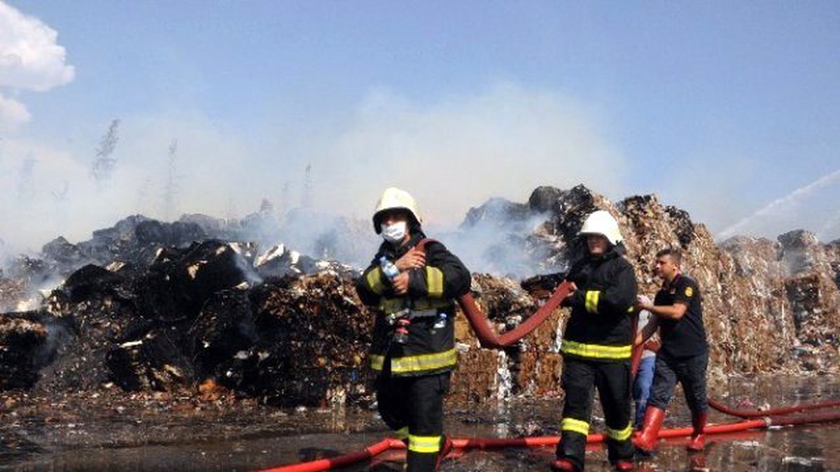 Yangına Helikopterle Müdahale Ediliyor