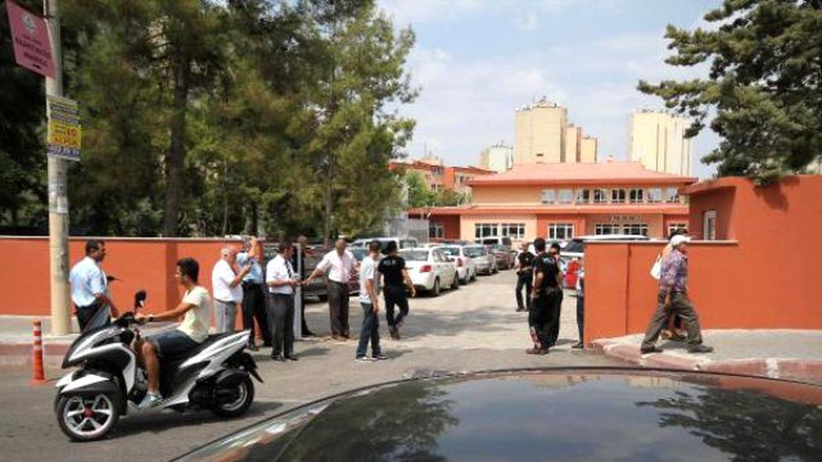 Altından Kablo Sarkan Suriye Plakalı Araç Bomba Paniğine Neden Oldu