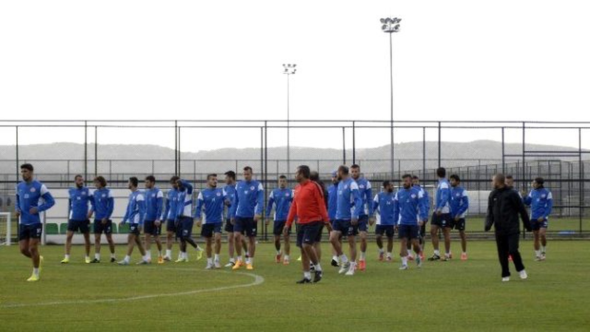 Antalyaspor Yeni Sezon Hazırlıklarını Yağmur Altında Sürdürdü
