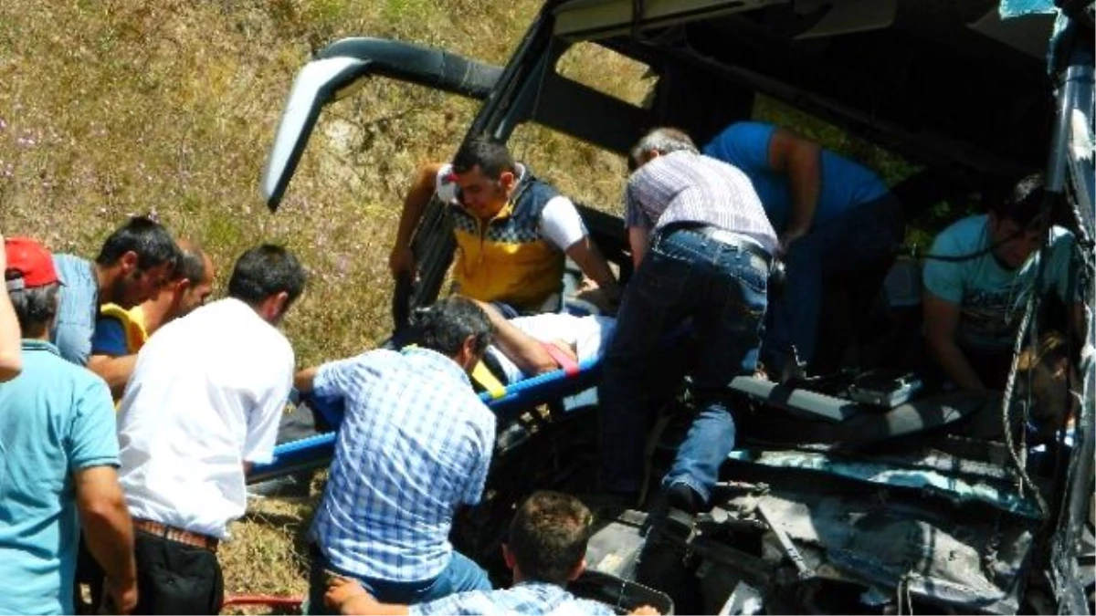 Ardahan\'da Yolcu Otobüsü ile Kamyonet Çarpıştı: 1 Ölü, 3 Yaralı