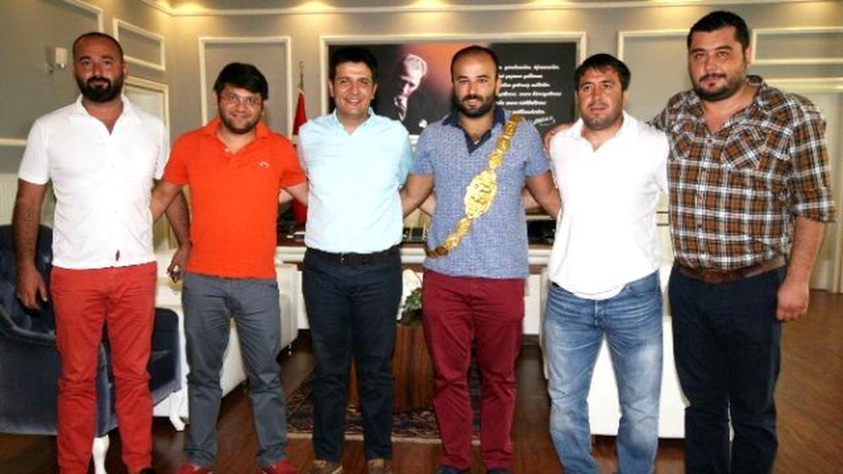 Başpehlivan Okulu, Altın Kemeriyle Başkan Genç\'i Ziyaret Etti