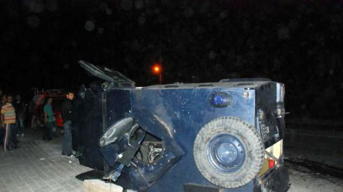 Bitlis\'te Polis Noktasına Saldırı Düzenlendi, Bölgeye Giden Polis Aracı Kaza Yaptı: 2\'si Polis 3...