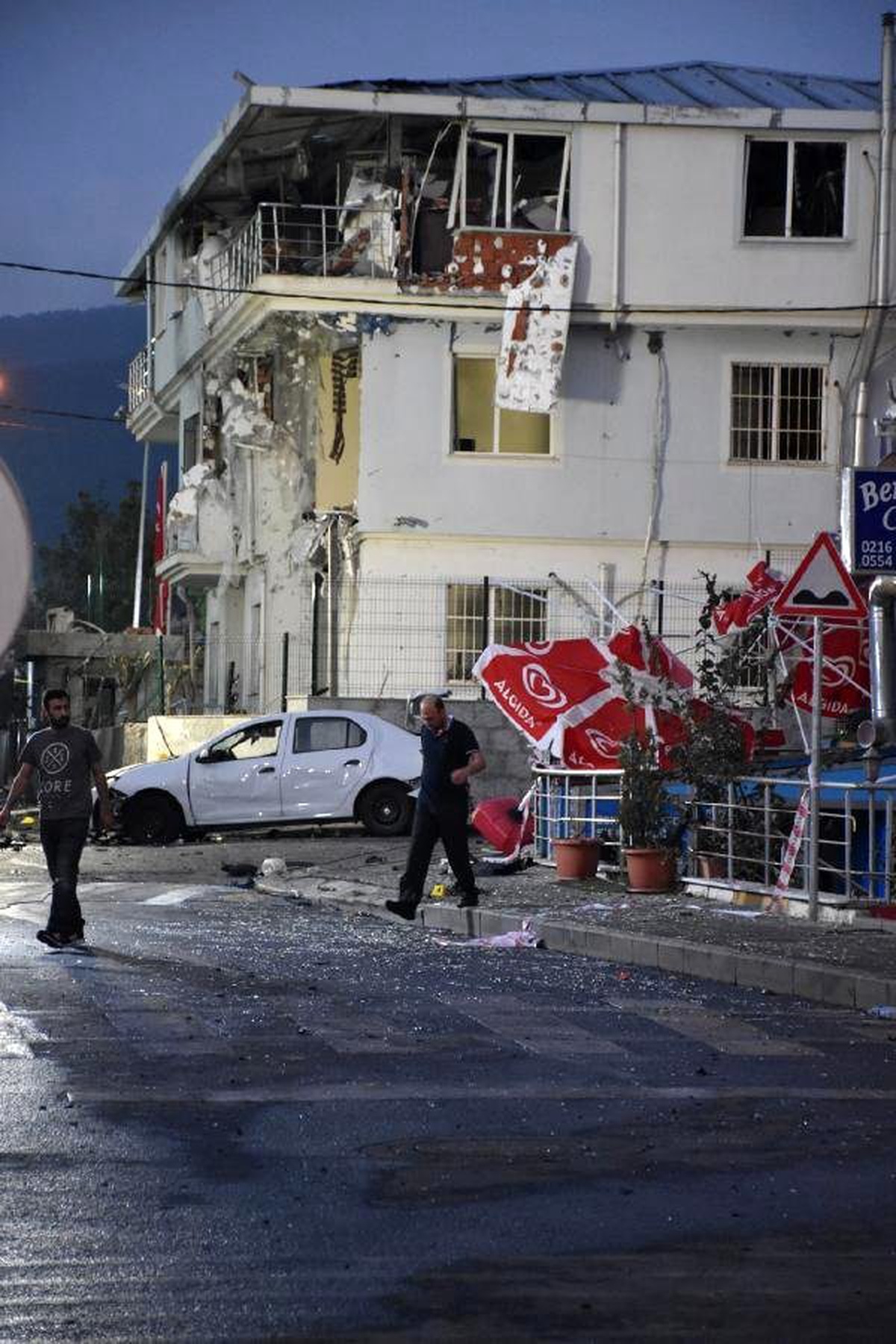 Sultanbeyli\'deki Bombalı Saldırının İzleri Gün Aydınlanınca Ortaya Çıktı