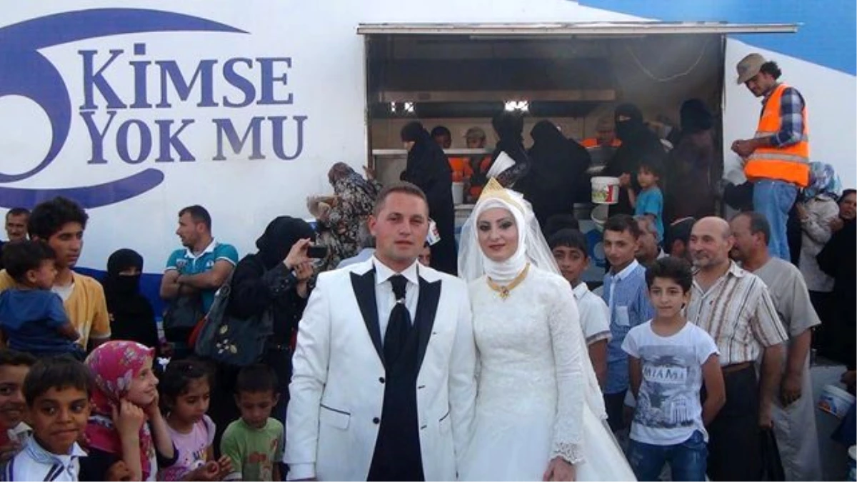 Düğün Günlerinde 4 Bin Suriyeliye Yemek Verdiler
