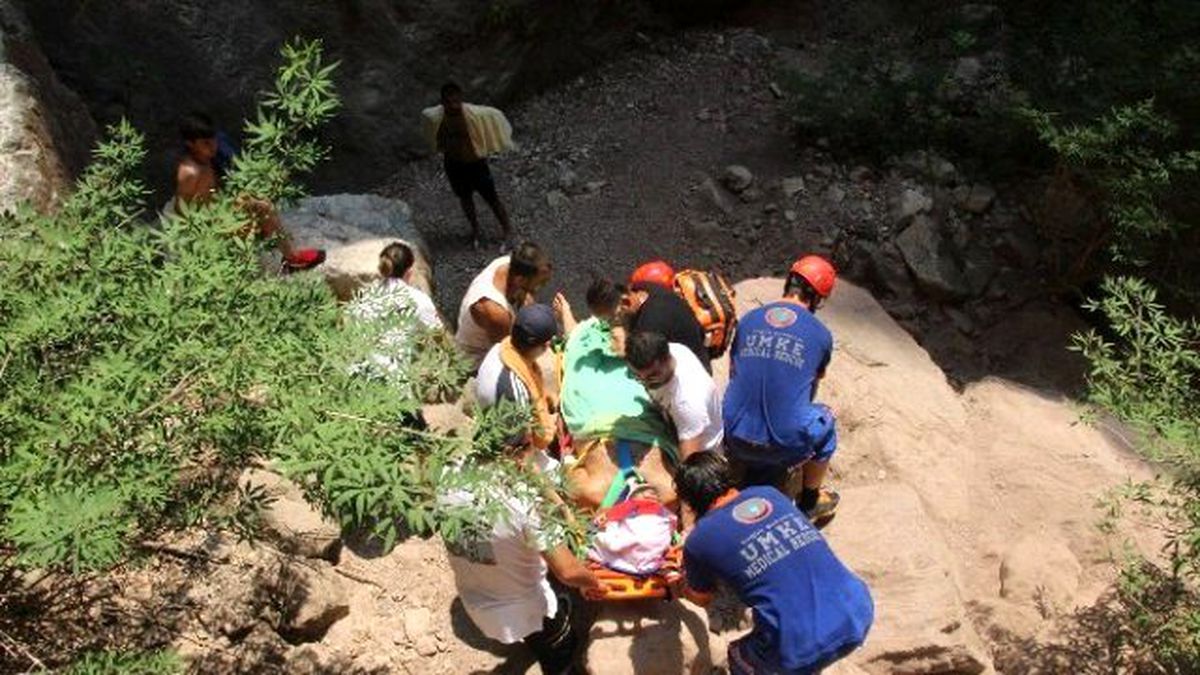 Fethiye\'de Kayalıklara Düşen Tatilciyi Umke Ekipleri Kurtardı