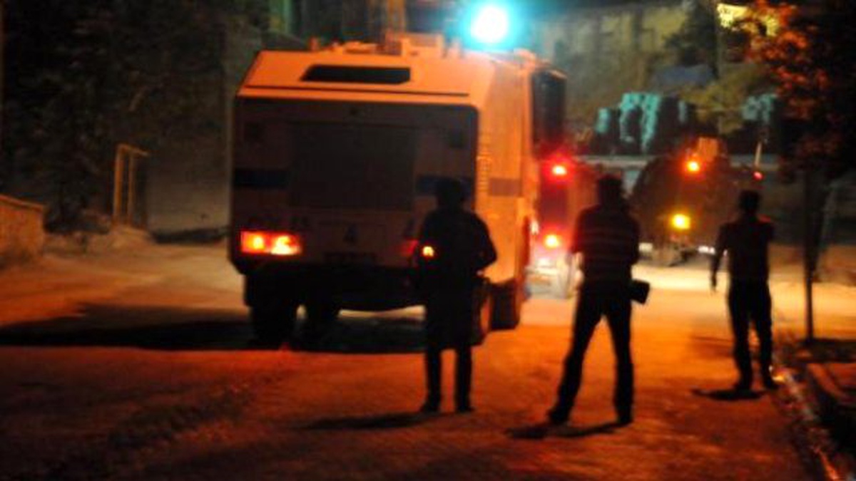 Hakkari\'de Polis Lojmanlarına Bombalı Saldırı