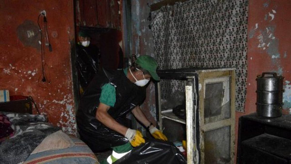 Huzurevini Terk Eden Yaşlı Adamın Evinden Bir Kamyon Çöp Çıktı