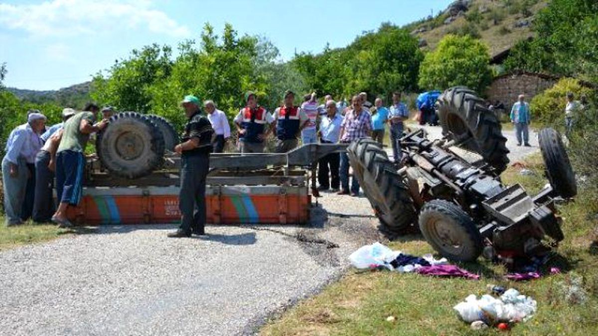Karabük\'te Traktör Devrildi: 1 Ölü, 10 Yaralı