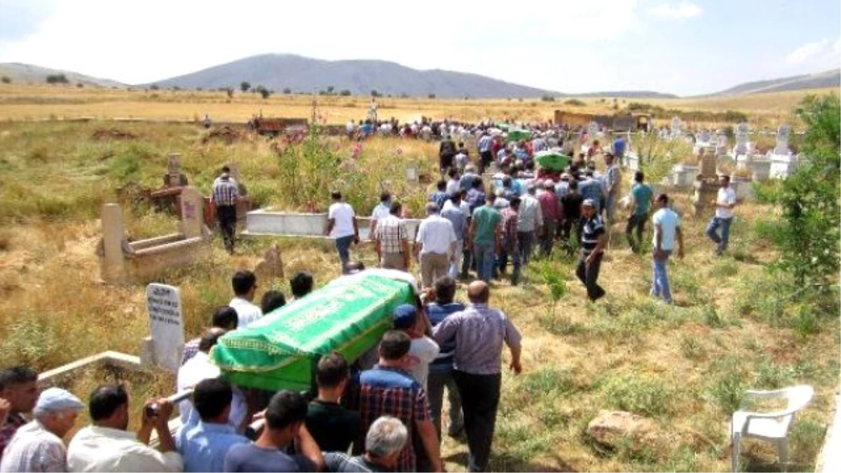 Kayseri\'de Kazada Ölen 4 Kişilik Aile Toprağa Verildi